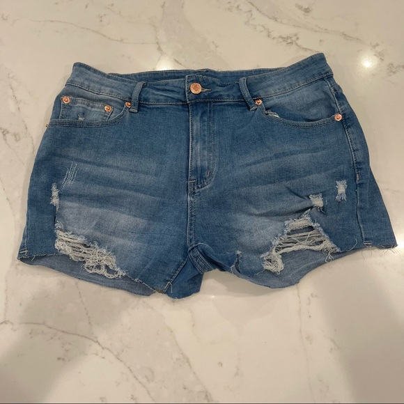 Amazon distressed cut off Jean shorts - Picture 2 of 13
